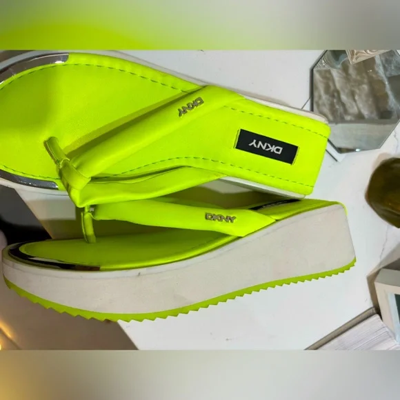 DKNY Platform Neon Green Thong Sandals - Picture 2 of 3